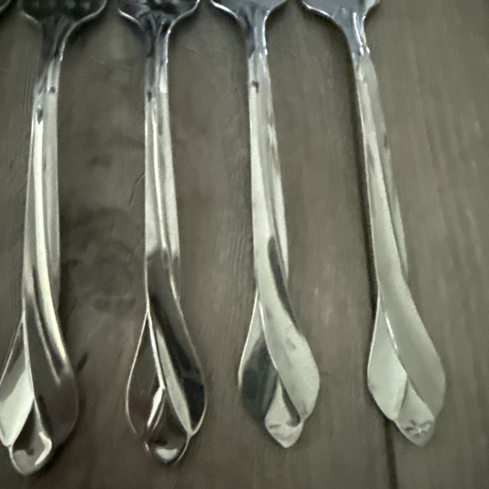 Lot of 7 Oneida USA Tribeca Glossy Stainless Flatware SALAD FORKS - Picture 4 of 5